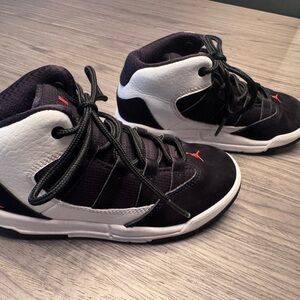 Jordan Max Aura sneakers in a black and white color scheme with red accents